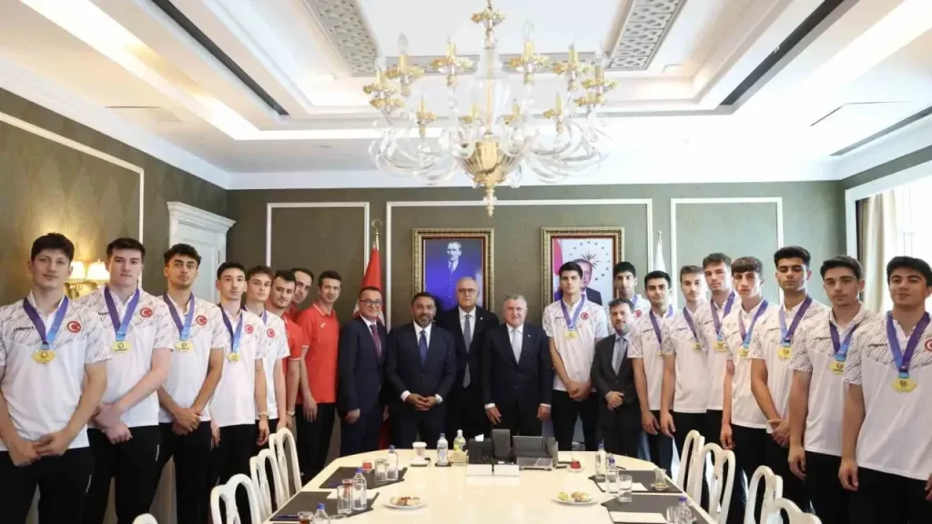 TVF Spor Lisesi’nin Şampiyonluğu Bakanlıkta Tebrik Edildi