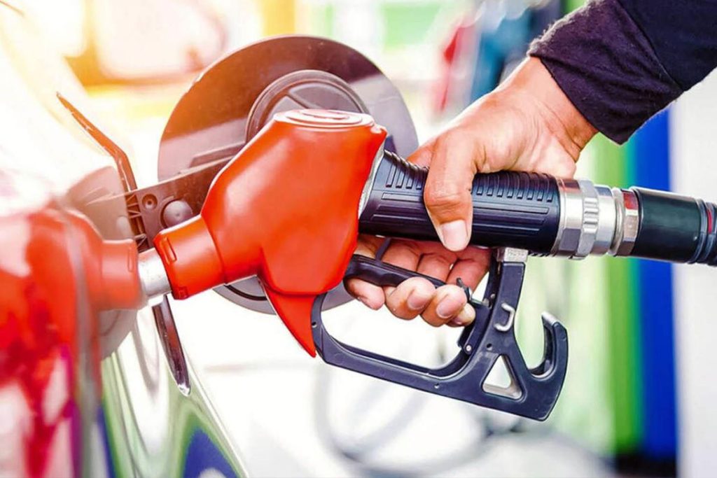 Akaryakıt Zamları Sürüyor: Benzin ve Motorinde Sürpriz Beklentiler