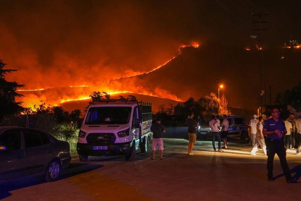 Ankara’da Hüseyingazi Bölgesindeki Ağaçlık Alanda Yangın