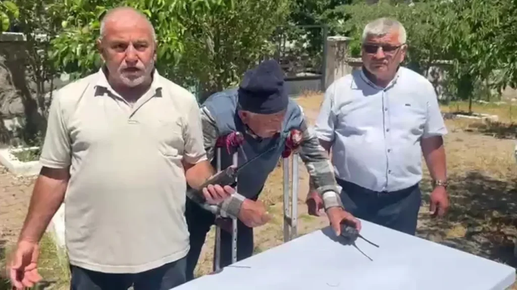 Cep telefonu çekmeyen köyde telsizle yaşam mücadelesi