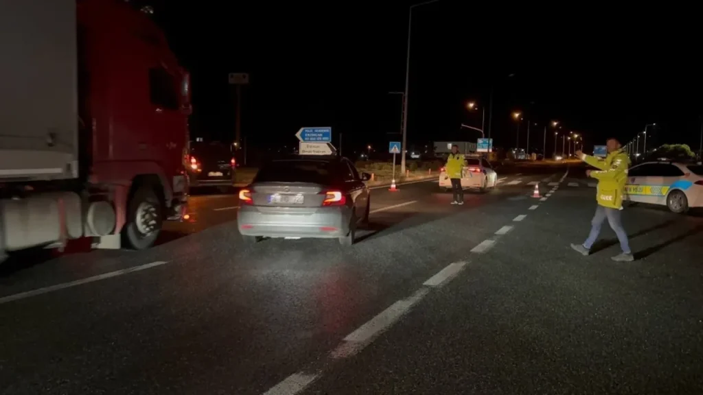 Gece Sağanak ve Dolu Sonrası Erzincan-Sivas Yolu Ulaşıma Açıldı