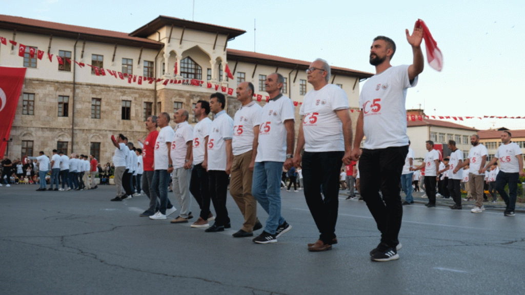 Haydi Gardaş, Halaya! 1058 Kişiyle Şehir Meydanı Tıklım Tıklım
