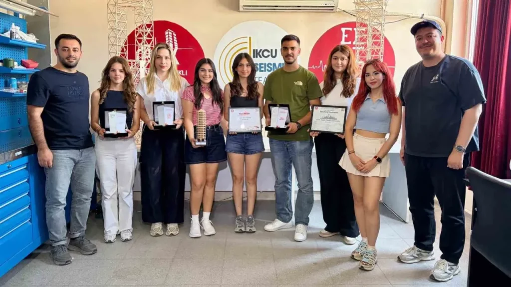 İzmirli öğrencilerden deprem dayanıklı tasarımde dünya birinciliği