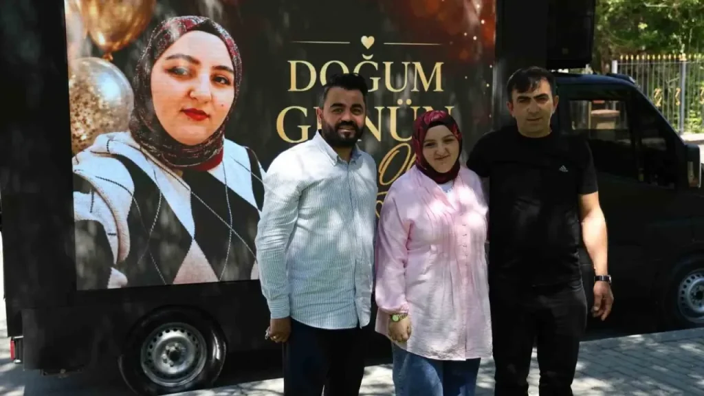 Mahalle sürpriziyle doğum günü kutlaması