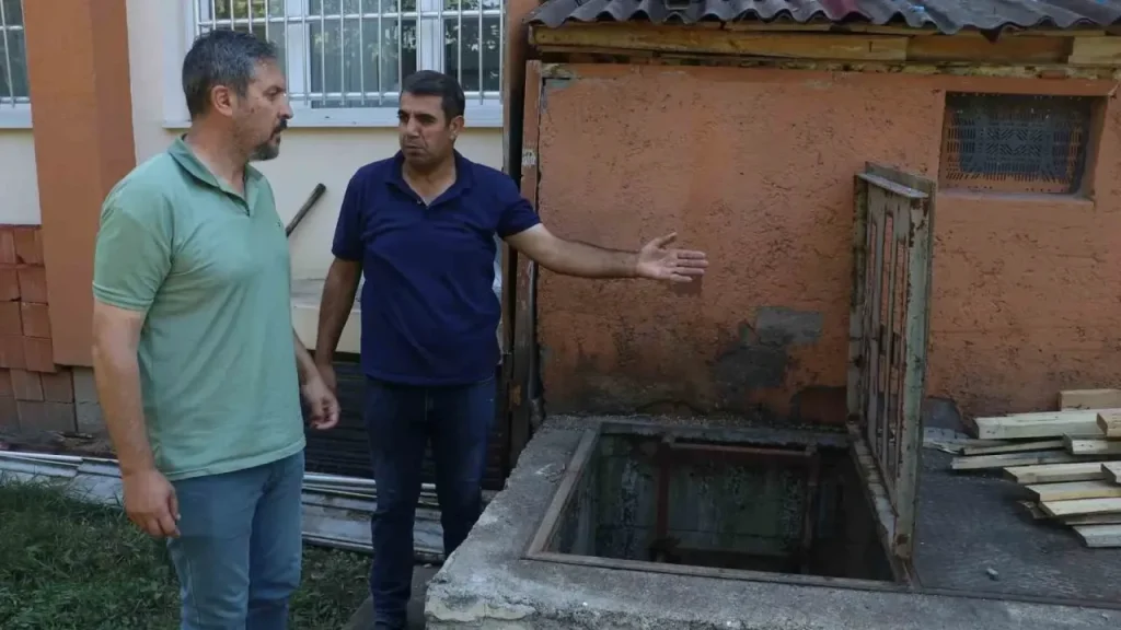 Okulda Kuyuya Düşen Yavru Kediyi Kurtaran Temizlik Görevlisi