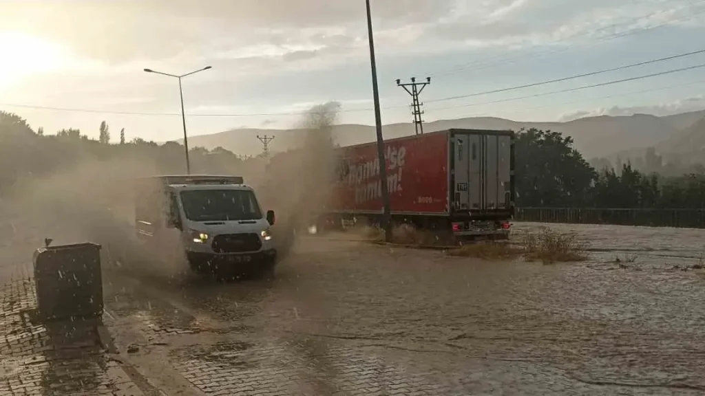 Şiddetli Yağışın Ardından Karayar Yolu Ulaşıma Açıldı