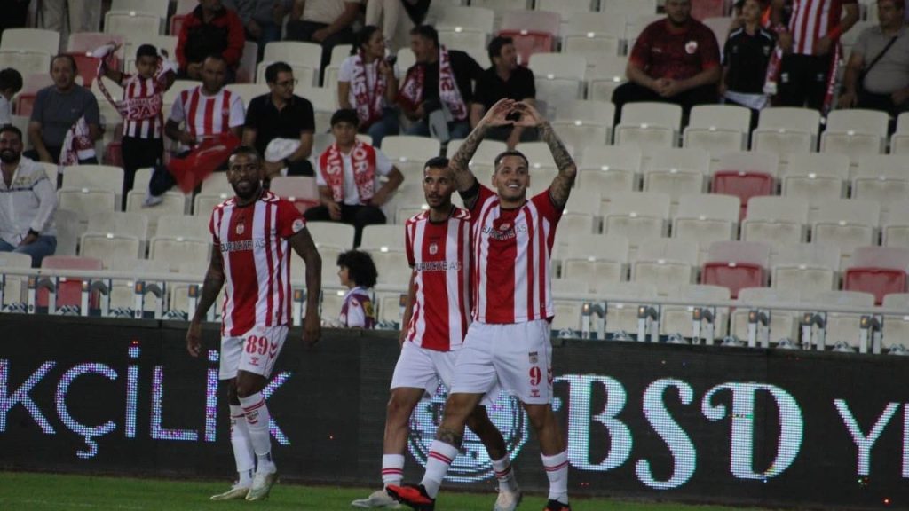 Sivasspor, Manisa FK karşısında ilk yarıda öne geçti