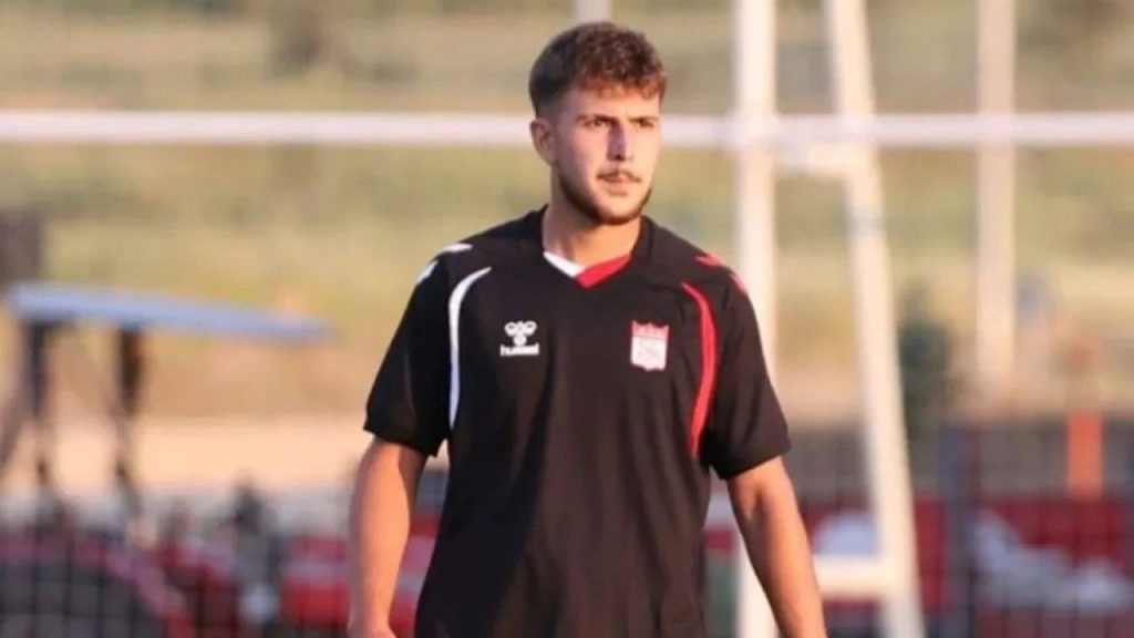 Sivasspor’da altyapıdan A takıma Ayberk Selvili sözleşmesi