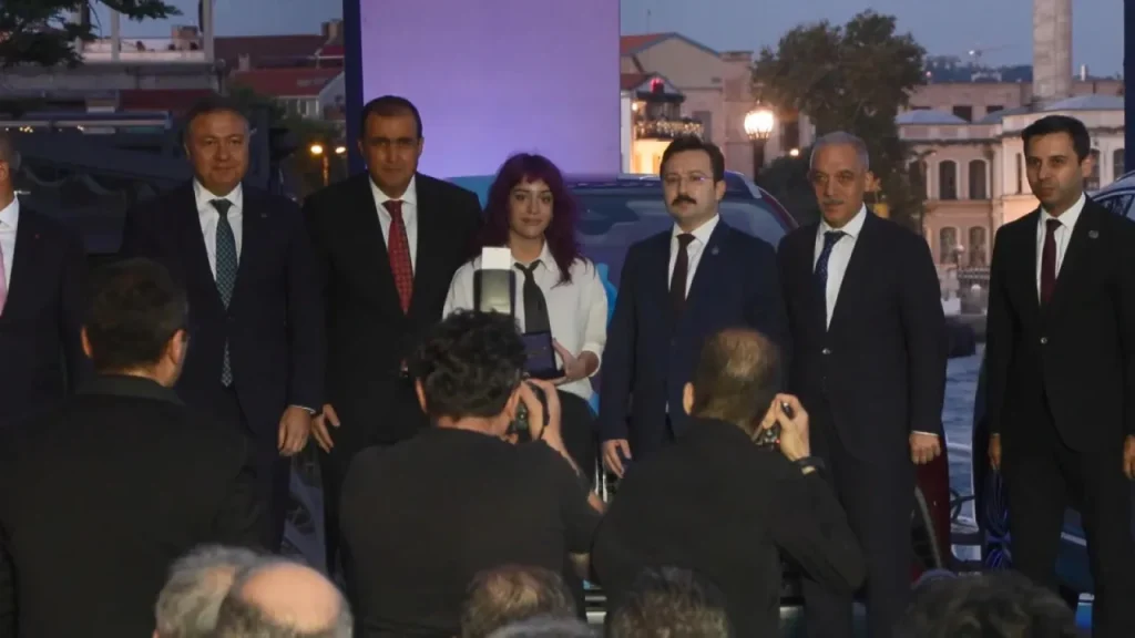 TÜRKİYE’NİN YERLİ OTOMOBİLİ Togg ile ödüller için sahnede