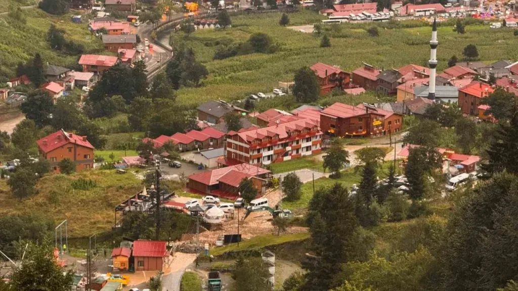 Uzungöl’de Yoğun Yağış ve Taşkın Sonrası Ulaşım Çalışmaları