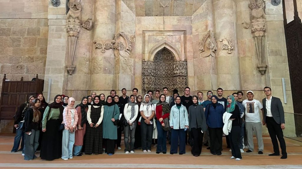 Divriği Gezisiyle Tıp Öğrencileri Tarih ve Kültürü Keşfetti