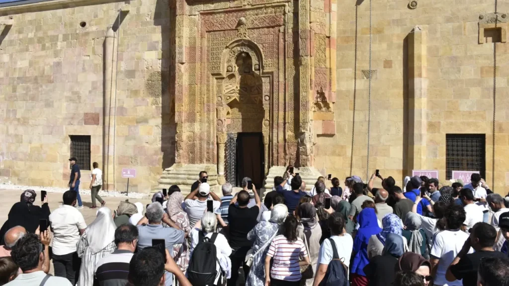 Divriği Ulu Cami ve Darüşşifası yeniden ziyaretçiyle buluştu