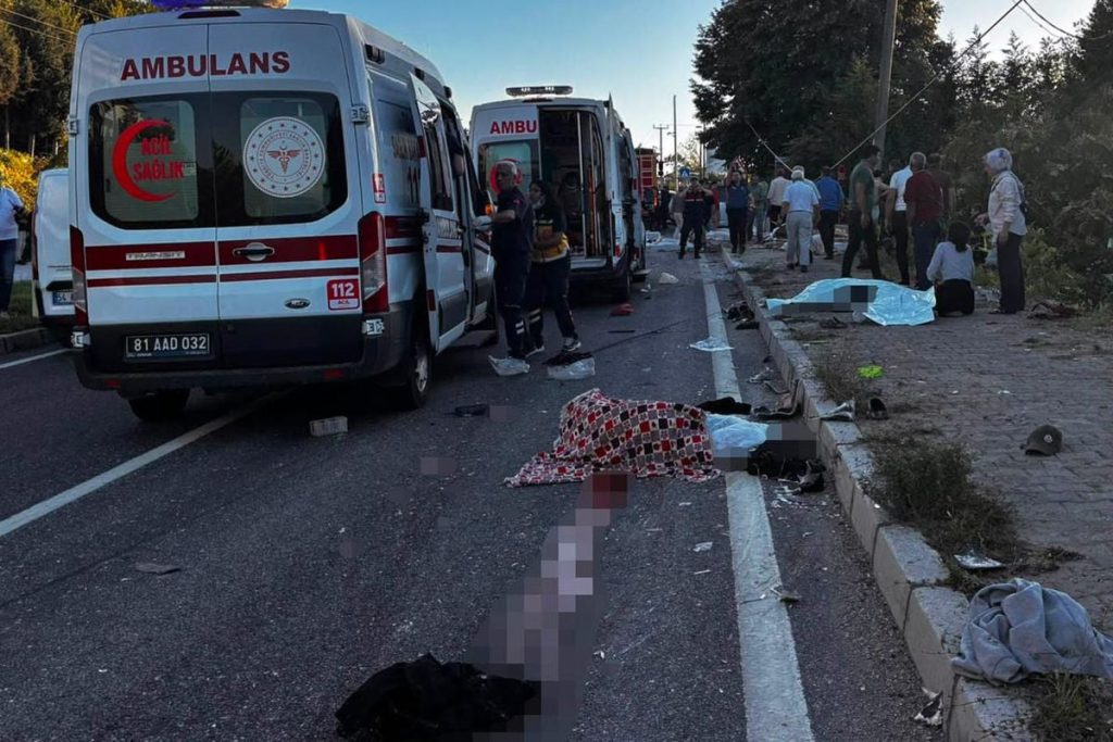 Düzce’de Tarım Aracı ve Tır Kazaında 4 Ölü, 8 Yaralı