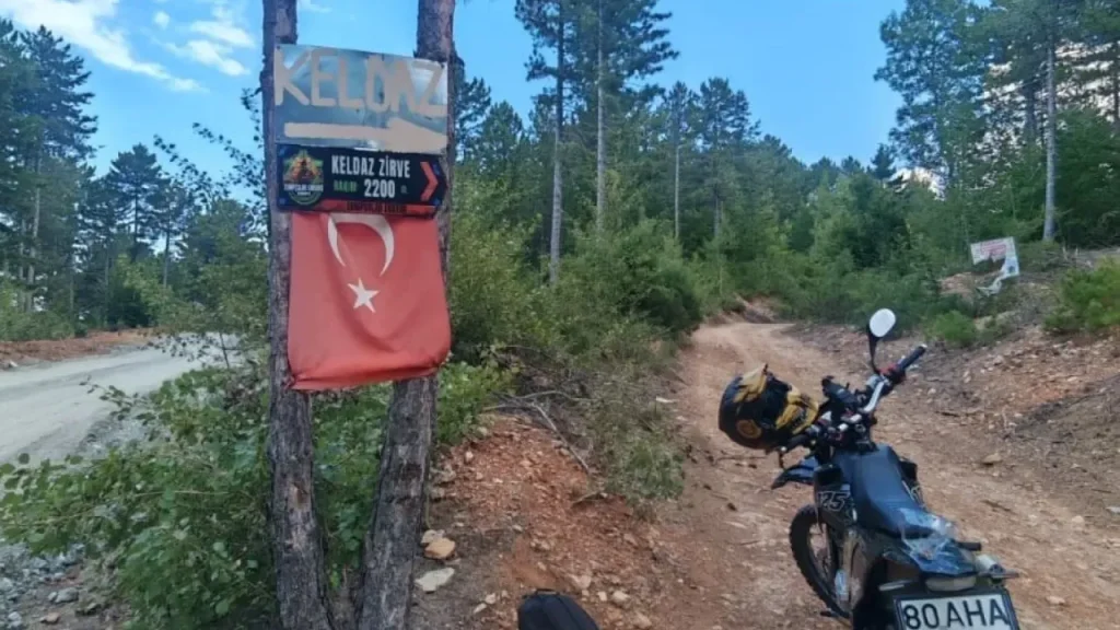 Enduro Ekibi Zirvedeki Bayrağı Yeniyle Değiştirdi