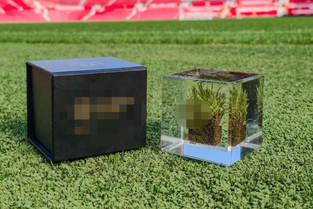 Manchester United’ın Çimlerini Sergileyen Özel Koleksiyon Ürünü