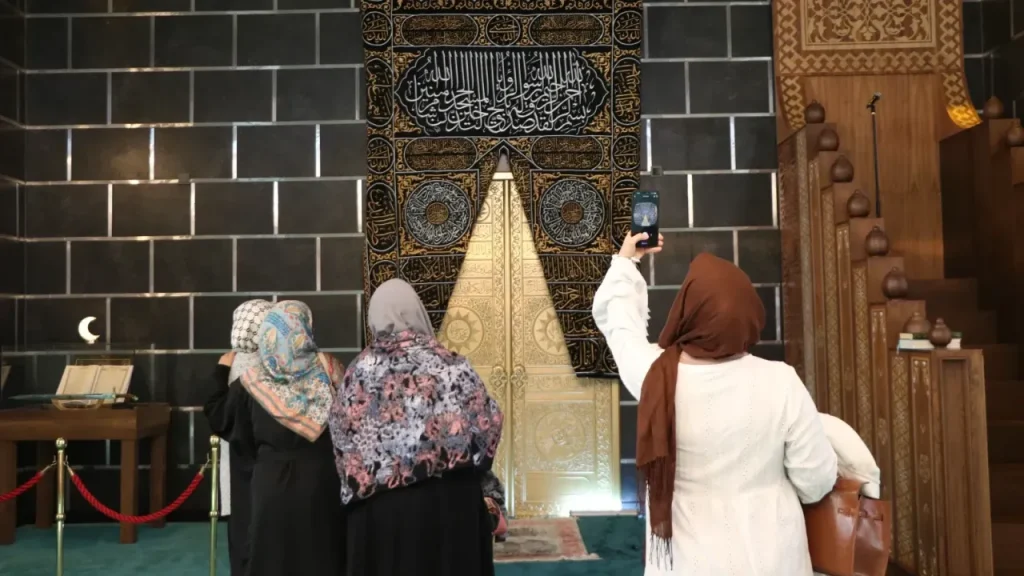 Saçmacı Camii: Kabe’yi Andıran Modern Taş Mimarisiyle İrfan Damlaları