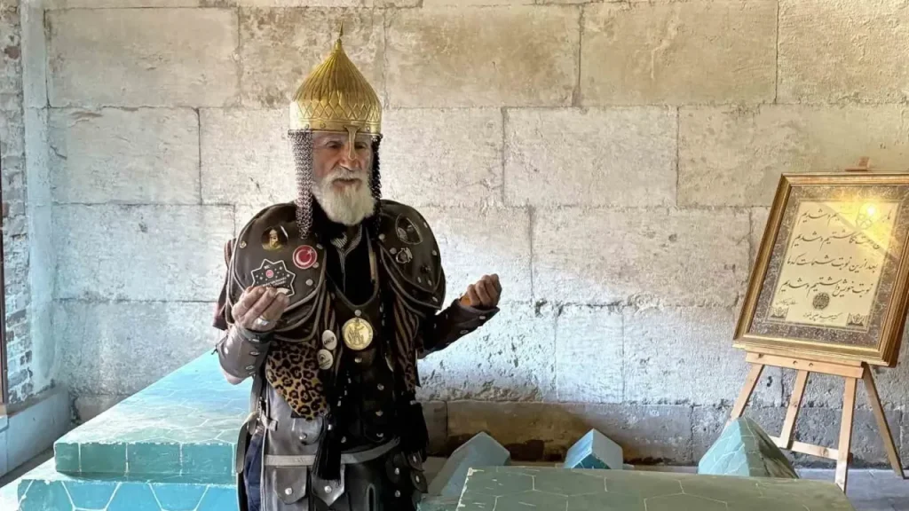 Sultan Alparslan Kıyafetli gezgin 60 ili aştı