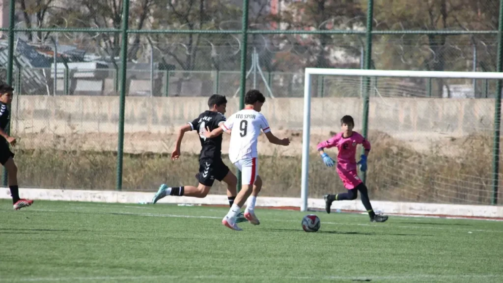 Altınayspor U-14 liderlik için güç topladı
