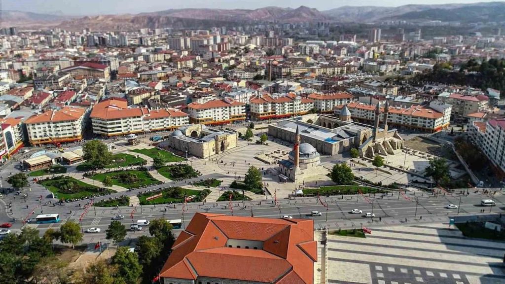 Asfal pileli caddede altyapı sonrası çalışma başlatıldı