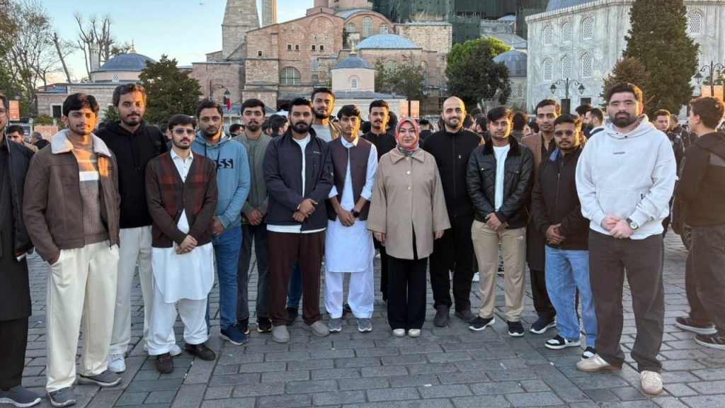 Ayasofya’da Gençlerle Bir Araya Gelen Milletvekili Toy: Mesaj ve Teşekkürler