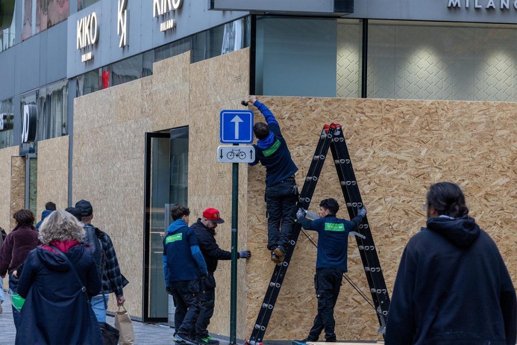 Brüksel’de 24 Ekim Öncesi Esnaf Güvenlik Önlemlerini Artırdı