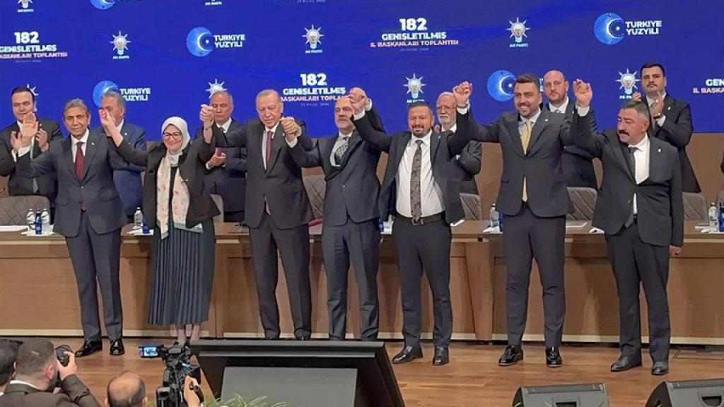CHP’den AK Parti’ye Geçişler: 44 Belediye Başkanı Şok Taşınması