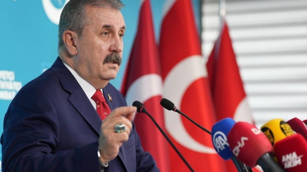 Destici: Türkeş, gençliğe ders veren Başbuğ ve nöbet anıları