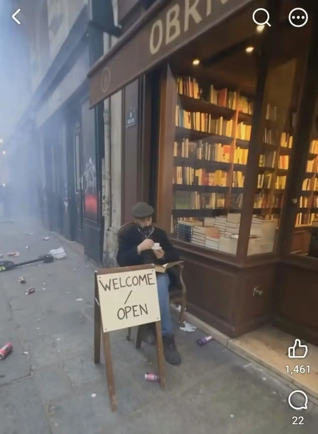 Fransa’daki Protestolar Sonrası Bir Kitapçı ve Zarar Gören İş Yerleri
