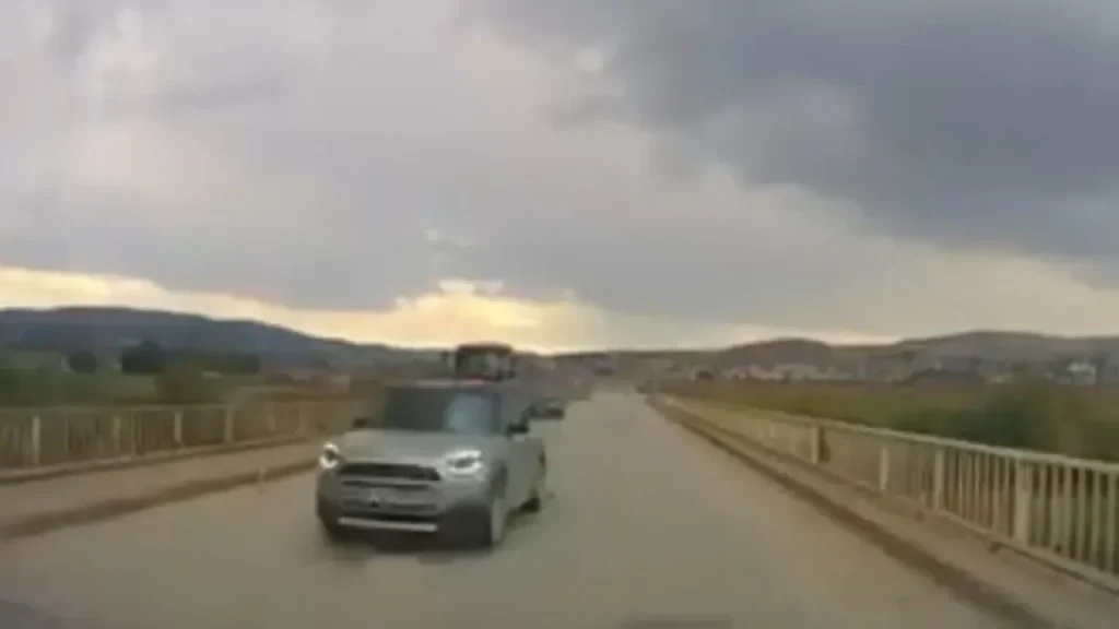 Hatalı sollama tehlikesi kamerada kaydedildi