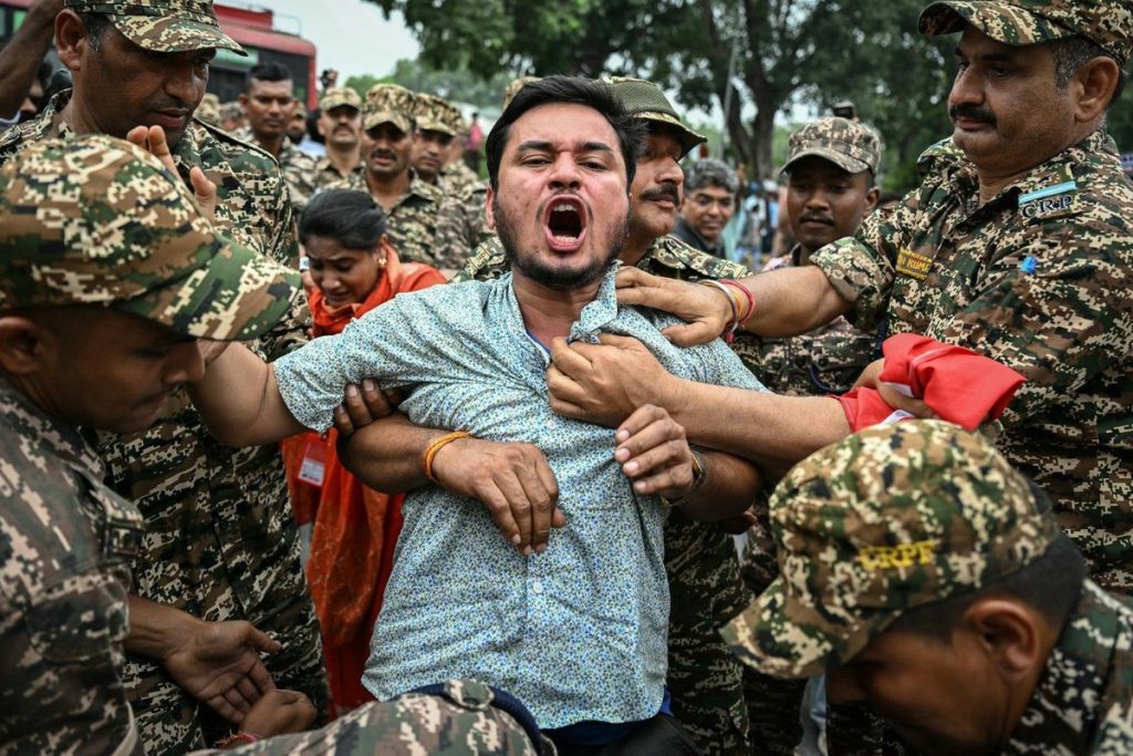 Hindistan’da ‘Hamam Böcekleri’ Hareketi Gözaltılarla Günlük Analiz