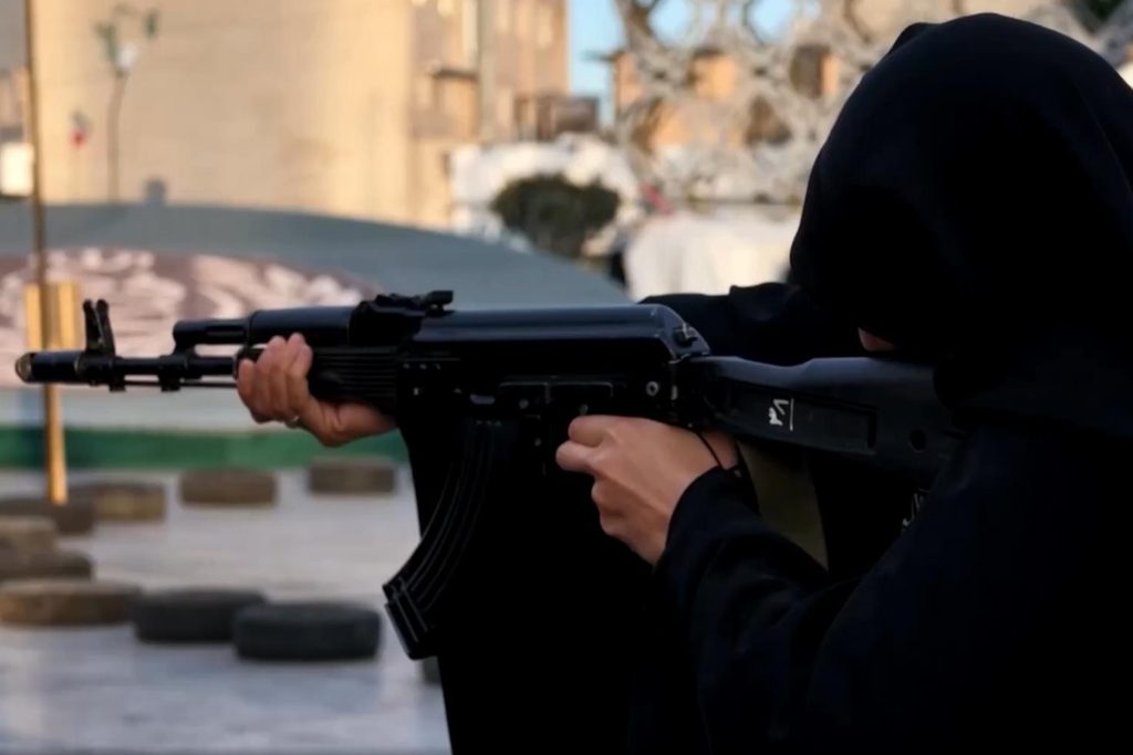İran’da Kadınlar Silah Eğitimiyle Aile ve Topluluğunu Korumaya Hazırlanıyor