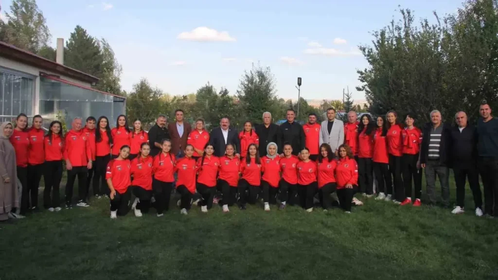 İşitme Engelliler Kadın Güreş Milli Takımı Sivas’ta kampa girdi