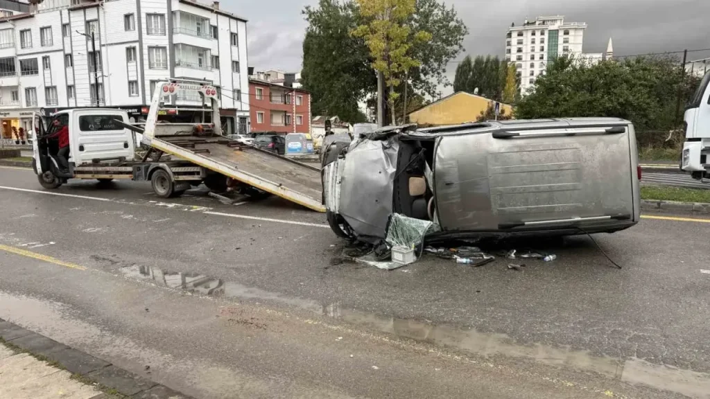 Kazada 4 kişi yaralandı; yol trafiğe açıldı