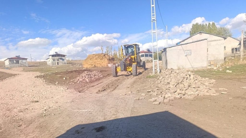 Köylerde İçme Suyu ve Altyapı Çalışmaları Sürüyor