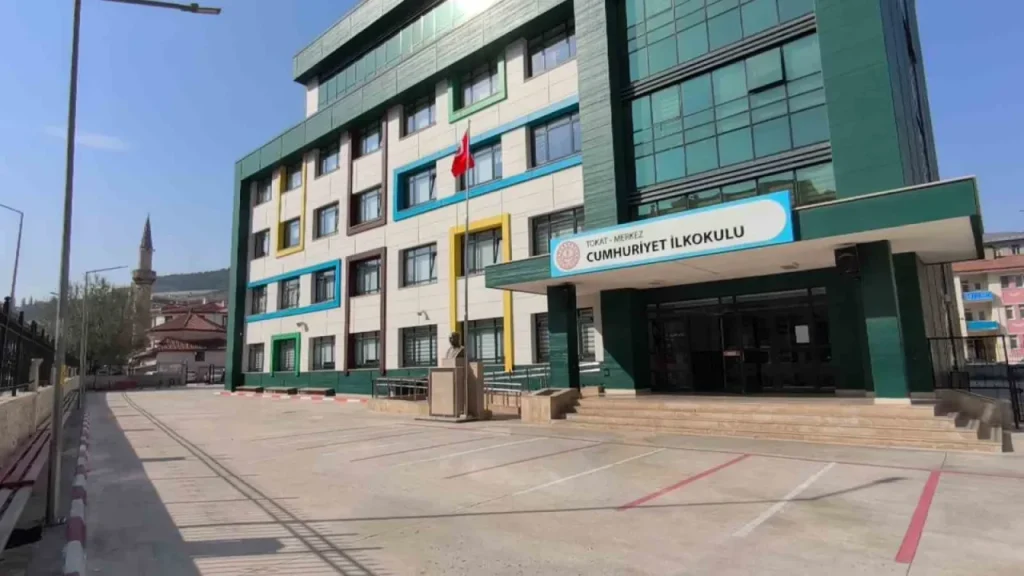 Okullarda dezenfeksiyon ve bir gün erteleme kararı