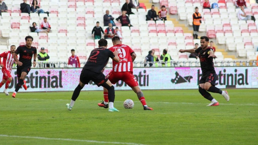 Sivasspor-Pendikspor: Rey Manaj’lı 1-0’luk Öncü Avantaj