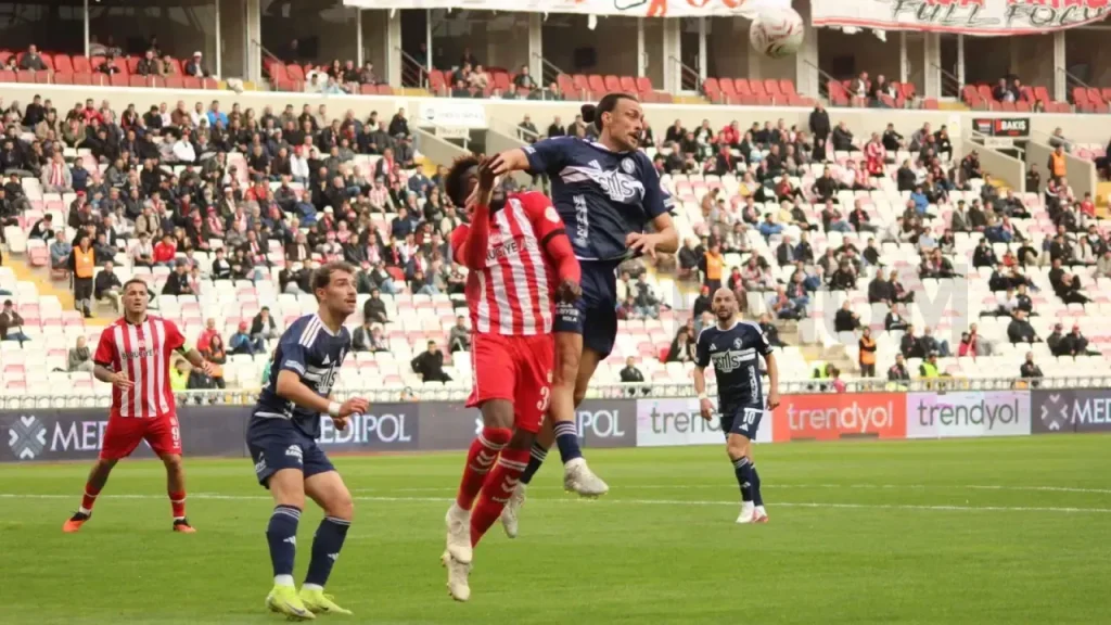 Sivasspor-Sarıyer maçında penaltı itirazı