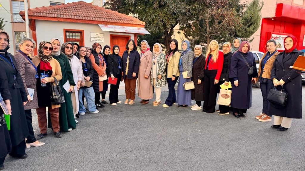 Sivas’ta Kadın Kolları Mahalle Ziyaretleriyle Vatandaşa Dokunuyor