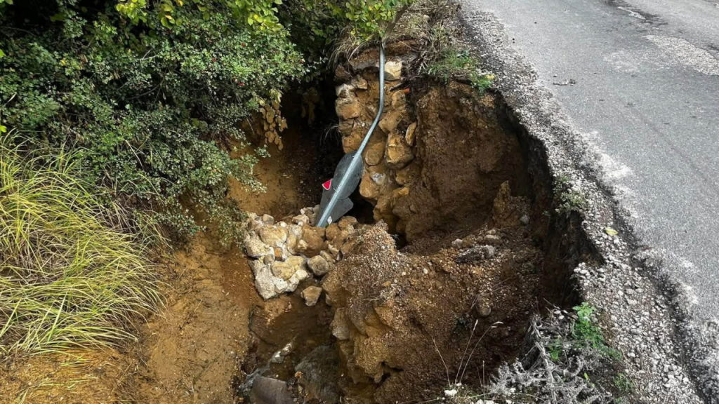 Suşehri’nde yağışlar yol güvenliğini tehlikeye atarken ekipler müdahale etti