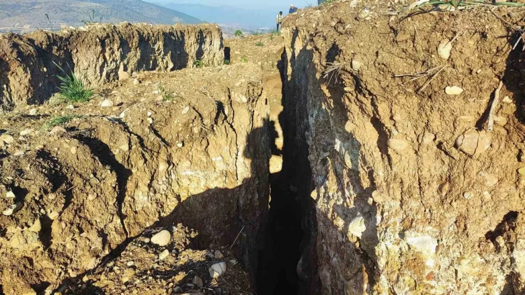Toprak kayması şehrin tarla ve yol güvenliğini tehdit ediyor