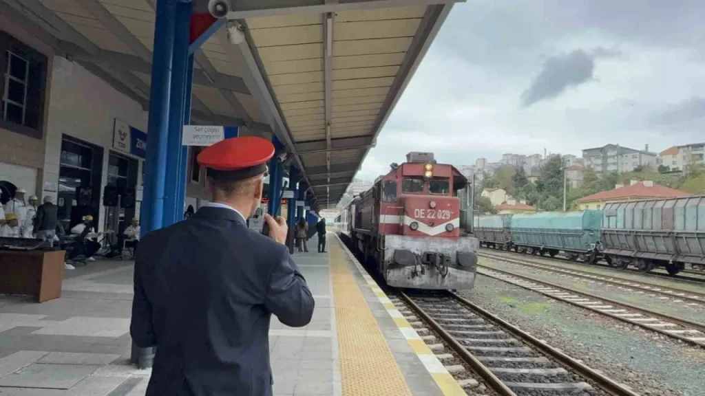 Turistik Karaelmas Ekspresi Zonguldak’ta yolcu doluluğuyla dönüyor