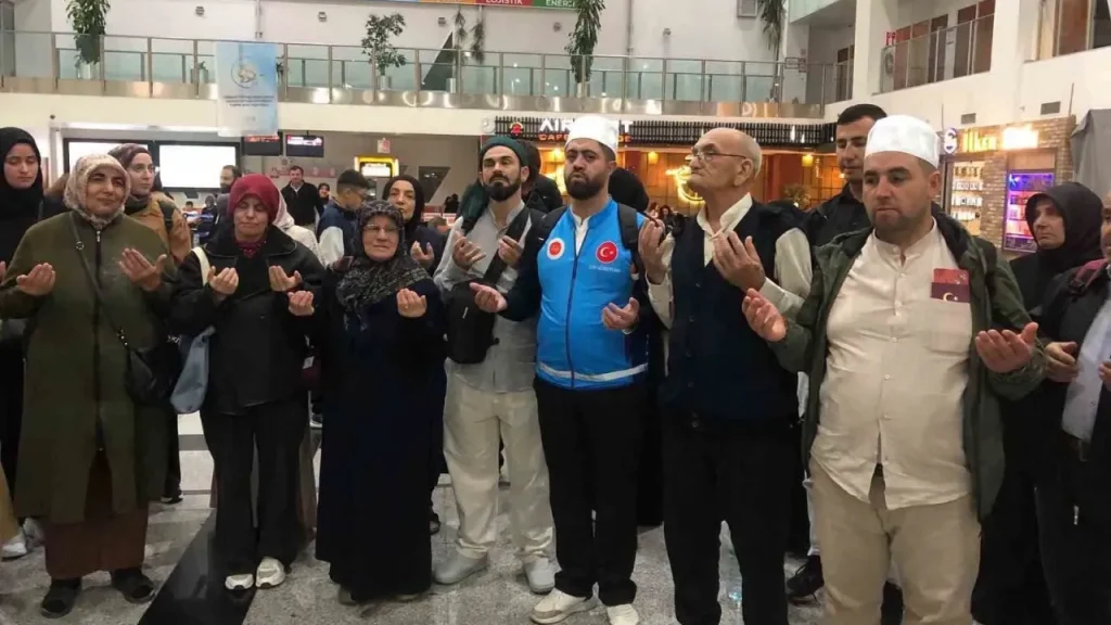 Umre yolculuğu için uğurlama töreni ve destek