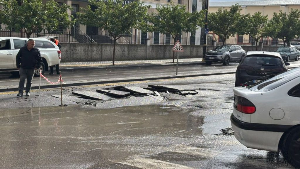 Yağış Bölgede Patlaklı Yolda Müdahale Devam Ediyor
