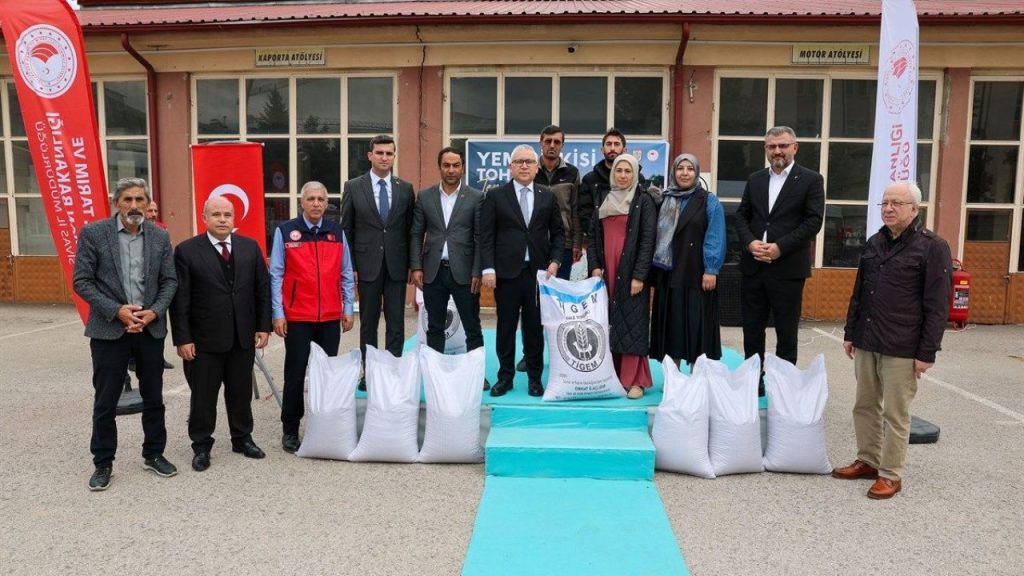 Yemyeşil Gelecek Projesiyle yem bitkisi tohumu desteği verildi